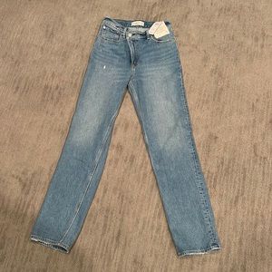 Abercrombie & Fitch. The 90s straight ultra high rise jean. 26L. New with tags